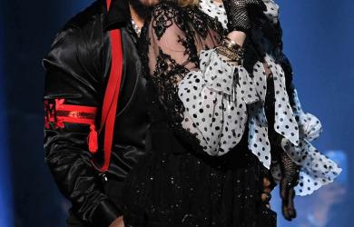 Madonna hành động lố bịch với bạn diễn kém 36 tuổi